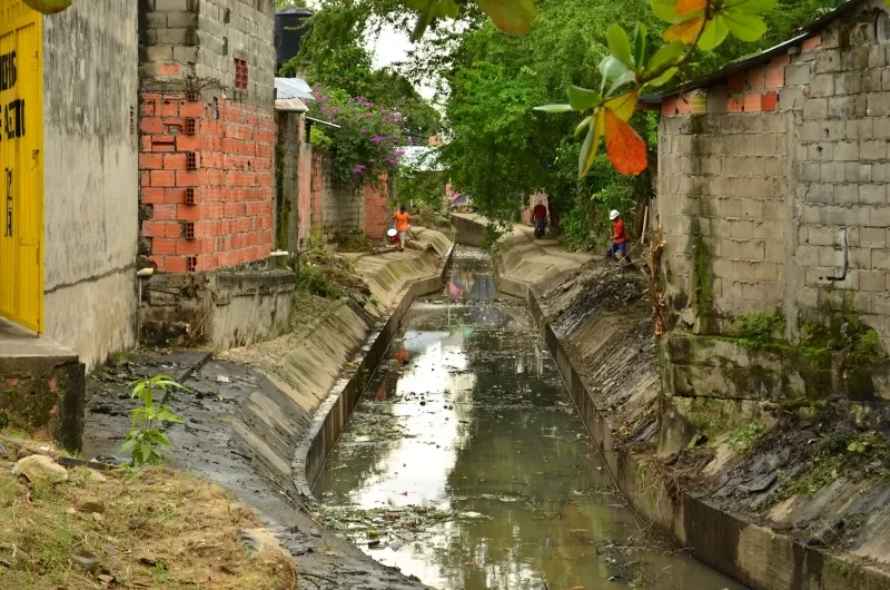 Junta de acción comunal del barrio 7 de agosto de Arauca y la alcaldía municipal trabajan en la limpieza del caño Cordoba.